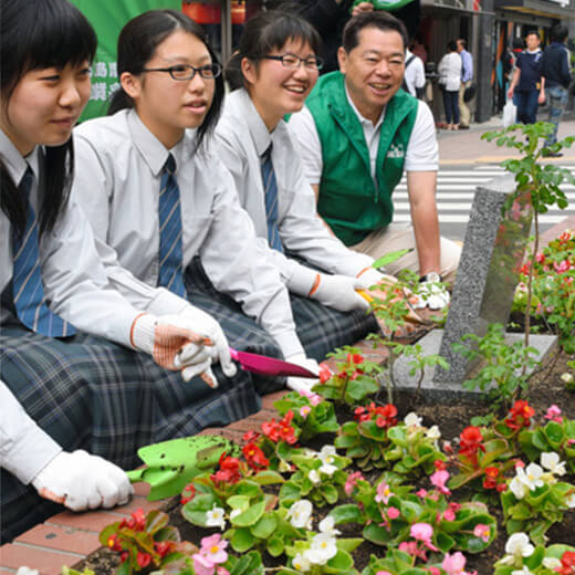飯館村の児童によるお花の植替え東日本大震災復興支援