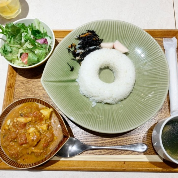エッグマン運営、スパイスから作る牡蠣沢山カレー