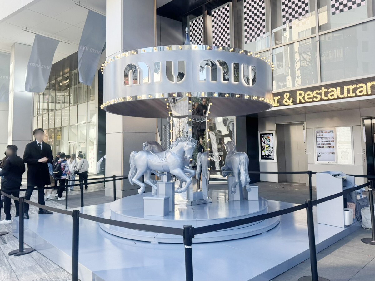 渋谷PARCO前にMiu Miuメリーゴーランド登場！